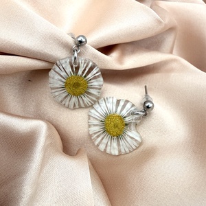 Cercei cu Mini Margarete Albe Naturale � Bijuterii Florale - Artynos.ro