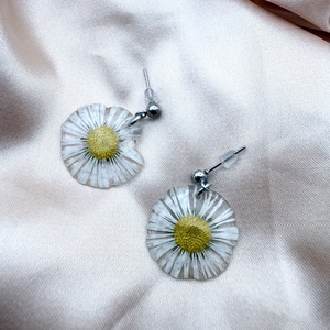 Cercei cu Mini Margarete Albe Naturale � Bijuterii Florale - bijuterii - cercei - cercei din rășină - Artynos.ro
