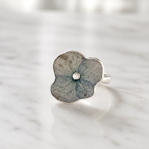Inel handmade cu hortensie naturală în rășină � Bijuterie florală unicat - bijuterii - inele - inele statement - Artynos.ro