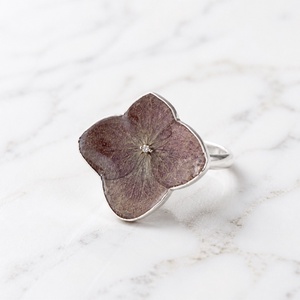 Inel handmade cu floare naturală violet în rășină - bijuterii - inele - inele statement - Artynos.ro