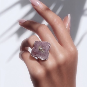 Inel handmade cu floare naturală violet în rășină - bijuterii - inele - inele statement - Artynos.ro
