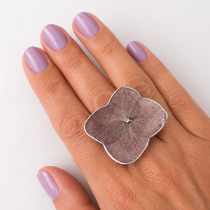 Inel handmade cu floare naturala violet in rasina - Artynos.ro