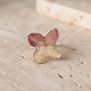 Inel handmade cu hortensie naturală  � Floare naturală în rășină - bijuterii - inele - inele statement - Artynos.ro