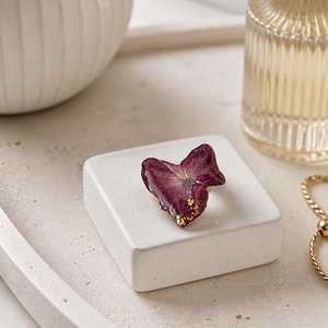 Inel cu hortensie naturală violet în rășină uv  � bijuterie handmade - bijuterii - inele - inele statement - Artynos.ro