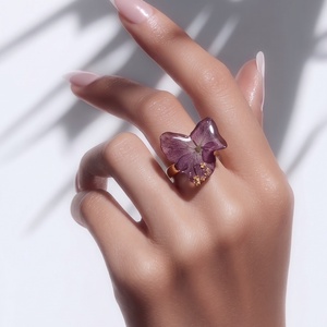 Inel cu hortensie naturală violet în rășină uv  � bijuterie handmade - bijuterii - inele - inele statement - Artynos.ro