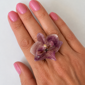 Inel handmade cu orhidee naturala mov in rasina � Bijuterie unicat - Artynos.ro