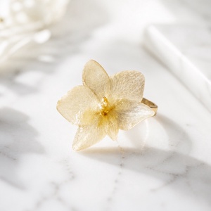 Inel handmade cu orhidee naturală albă în rășină � Bijuterie florală unicat - bijuterii - inele - inele statement - Artynos.ro