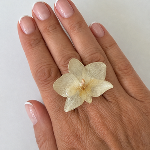 Inel handmade cu orhidee naturala alba in rasina � Bijuterie florala unicat - Artynos.ro