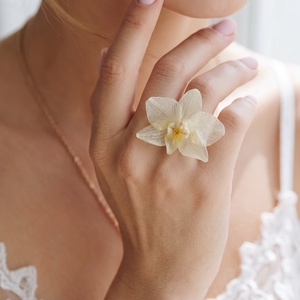 Inel handmade cu orhidee naturală albă în rășină � Bijuterie florală unicat - bijuterii - inele - inele statement - Artynos.ro