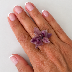 Inel handmade cu orhidee naturala mov in rasina �Inel handmade unicat - Artynos.ro