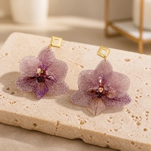 Cercei handmade cu orhidee mov și tortiță aurie -  Bijuterii din flori naturale - bijuterii - cercei - cercei din rășină - Artynos.ro