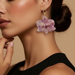 Cercei handmade cu orhidee roz-lila și tortiță aurie - Bijuterii din flori naturale - bijuterii - cercei - cercei din rășină - Artynos.ro
