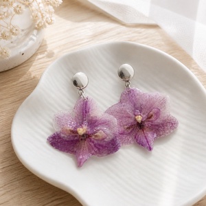 Cercei handmade cu orhidee mov naturală și șurub argintiu - Bijuterii unicat - bijuterii - cercei - cercei din rășină - Artynos.ro