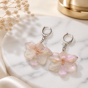 Cercei handmade cu orhidee roz perlată și tortiță argintie - Flori naturale in rasina  - bijuterii - cercei - cercei din rășină - Artynos.ro