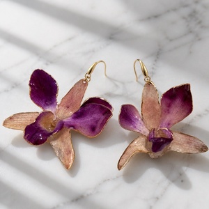 Cercei handmade cu orhidee Dendrobium mov-crem și tortiță aurie - Flori naturale în rășină - bijuterii - cercei - cercei din rășină - Artynos.ro