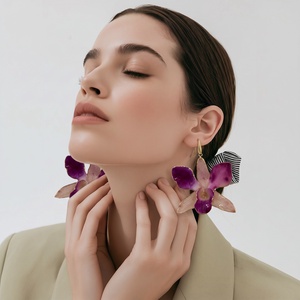 Cercei handmade cu orhidee Dendrobium mov-crem și tortiță aurie - Flori naturale în rășină - bijuterii - cercei - cercei din rășină - Artynos.ro