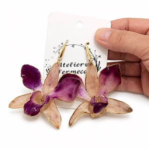 Cercei handmade cu orhidee Dendrobium mov-crem si tortita aurie - Flori naturale in rasina - Artynos.ro