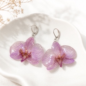 Cercei handmade cu orhidee roz-lila naturală - Flori naturale conservate in rasina  - bijuterii - cercei - cercei din rășină - Artynos.ro