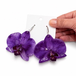Cercei handmade cu orhidee Phalaenopsis mov naturala - Bijuterii unicat in rasina - Artynos.ro