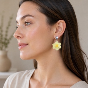 Cercei handmade cu narcise naturale � Flori autentice în rășină - bijuterii - cercei - cercei din rășină - Artynos.ro