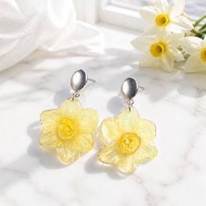 Cercei handmade cu narcise naturale � Flori autentice în rășină - bijuterii - cercei - cercei din rășină - Artynos.ro