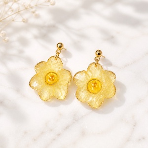 Cercei florali cu narcise naturale � Handmade în România - bijuterii - cercei - cercei din rășină - Artynos.ro
