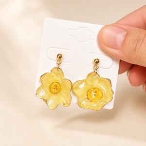 Cercei florali cu narcise naturale � Handmade in Romania - Artynos.ro