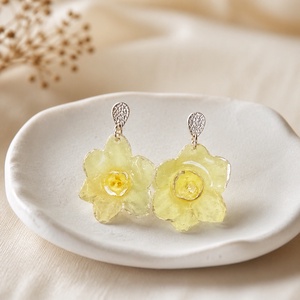 Cercei din rășină cu narcise naturale � Cadou pentru iubitoarele florilor - bijuterii - cercei - cercei din rășină - Artynos.ro
