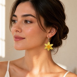 Cercei handmade cu flori naturale de narcisă � Design unicat - bijuterii - cercei - cercei din rășină - Artynos.ro