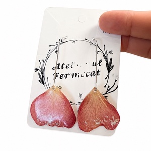 Cercei cu petale de trandafir roz în rășină � bijuterii handmade unicat - bijuterii - cercei - cercei din rășină - Artynos.ro