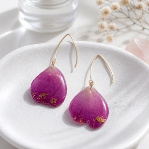 Cercei cu petale de trandafir roz � bijuterie florală handmade - bijuterii - cercei - cercei din rășină - Artynos.ro
