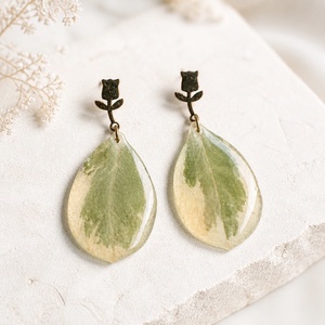 Cercei unicat cu frunze naturale � accesorii din rasina - Artynos.ro