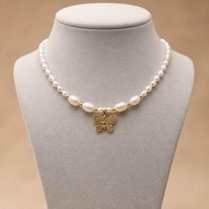 Colier din Perle Naturale de Cultură cu Pandantiv Fluture din Oțel Inoxidabil Placat cu Aur 18K - bijuterii - coliere - coliere din perle - Artynos.ro