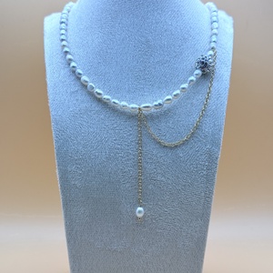 Colier Chocker din Perle Naturale de Cultură cu Lănțișor Auriu și Bilă cu Pietre Zirconiu - bijuterii - coliere - coliere din perle - Artynos.ro