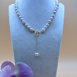 Colier cu Perle Naturale piersica și Accente Aurii � Bijuterie Eleganta Handmade - bijuterii - coliere - coliere din perle - Artynos.ro
