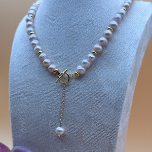 Colier cu Perle Naturale piersica si Accente Aurii � Bijuterie Eleganta Handmade - Artynos.ro