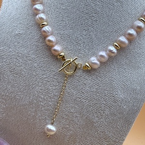 Colier cu Perle Naturale piersica și Accente Aurii � Bijuterie Eleganta Handmade - bijuterii - coliere - coliere din perle - Artynos.ro