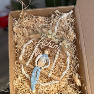 Ornament Cu Păpușă Macrame Cadou Prima Aniversare Botez Mot - casă & stil de viață - accesorii pentru decorat casa - decorațiuni de pereți, decorațiuni suspendate - decorațiuni perete, macramé - Artynos.ro