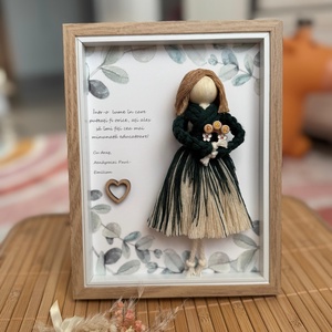 ORNAMENT TABLOU CU PĂPUȘI MACRAME_CADOU INVATATOARE/ EDUCATOARE SAU ORICE OCAZIE - casă & stil de viață - accesorii pentru decorat casa - decorațiuni de pereți, decorațiuni suspendate - decorațiuni perete, macramé - Artynos.ro