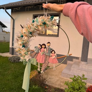 CORONITA ORNAMENT PERETE CU PĂPUȘI MACRAME_CADOU FAMILIE - casă & stil de viață - accesorii pentru decorat casa - decorațiuni de pereți, decorațiuni suspendate - decorațiuni perete, macramé - Artynos.ro