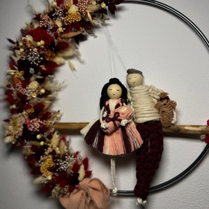 CORONITA ORNAMENT PERETE CU PĂPUȘI MACRAME_CADOU FAMILIE - casă & stil de viață - accesorii pentru decorat casa - decorațiuni de pereți, decorațiuni suspendate - decorațiuni perete, macramé - Artynos.ro