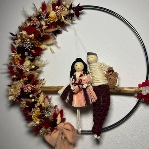 CORONITA ORNAMENT PERETE CU PĂPUȘI MACRAME_CADOU FAMILIE - casă & stil de viață - accesorii pentru decorat casa - decorațiuni de pereți, decorațiuni suspendate - decorațiuni perete, macramé - Artynos.ro