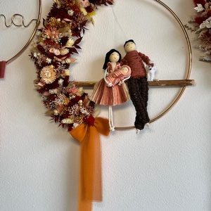 CORONITA ORNAMENT PERETE CU PĂPUȘI MACRAME_CADOU FAMILIE - casă & stil de viață - accesorii pentru decorat casa - decorațiuni de pereți, decorațiuni suspendate - decorațiuni perete, macramé - Artynos.ro