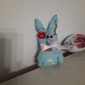 Iepuras albastru cu floare rosie - Artynos.ro