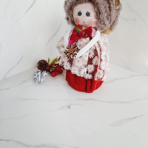 Doamna din cor cu rochie rosie - jucării și echipamente pentru copii - jucării și accesorii pentru copii - păpuși de joacă - Artynos.ro