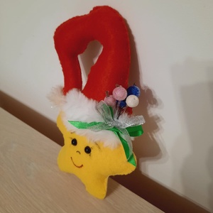 Steluta cu caciula rosie si panglica verde de agatat - crăciun - decorațiuni de crăciun de casă - globuri de crăciun - Artynos.ro