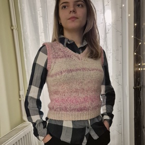 Vesta Tricotata V-Neck Pastel Dream  Caldura Pufoasa si Stil Retro - Artynos.ro