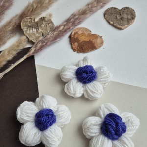 Martisor Handmade Tip Brosa � Flower Power White Blue, Bijuterii, Brose, Crosetat, ARTYNOS