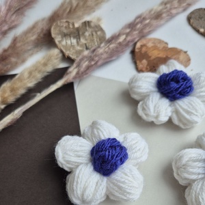 Mărțișor Handmade Tip Broșă � Flower Power White Blue - bijuterii - broșe - Artynos.ro