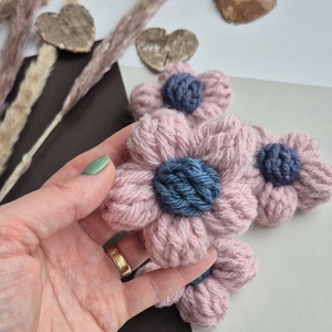 Mărțișor Handmade Tip Broșă � Flower Power Pink and Denim Blue - bijuterii - broșe - Artynos.ro